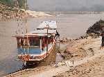 Laos: Met de 35 mater lange slowboat varen we over de Mekong rivier - P3Laos_0166.jpg - Copyright : Ronald van der Veer (http://www.veeronline.nl)