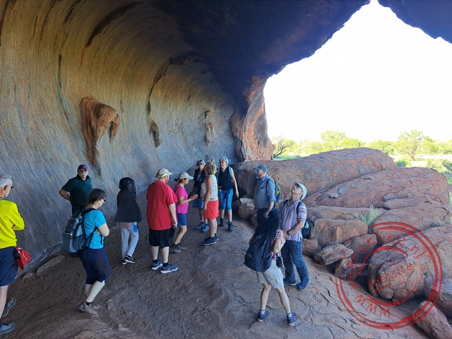 Vroeger leefde de Aboriginals in de grotten rond Uluru
