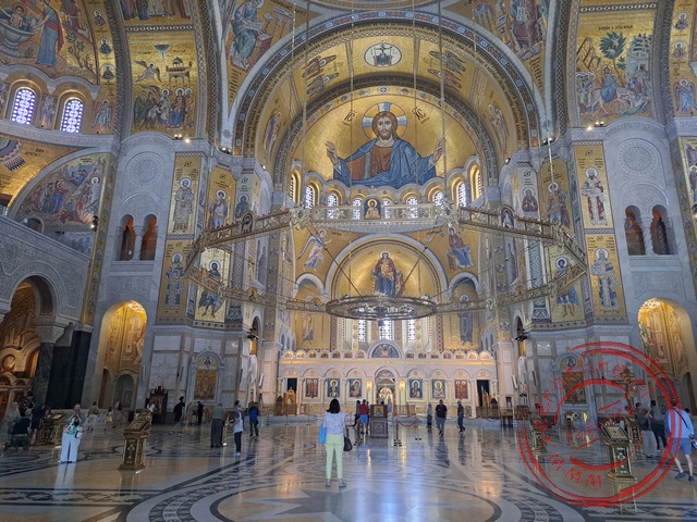 Binnen in de Sava kathedraal is ruimte voor 10.000 gelovigen