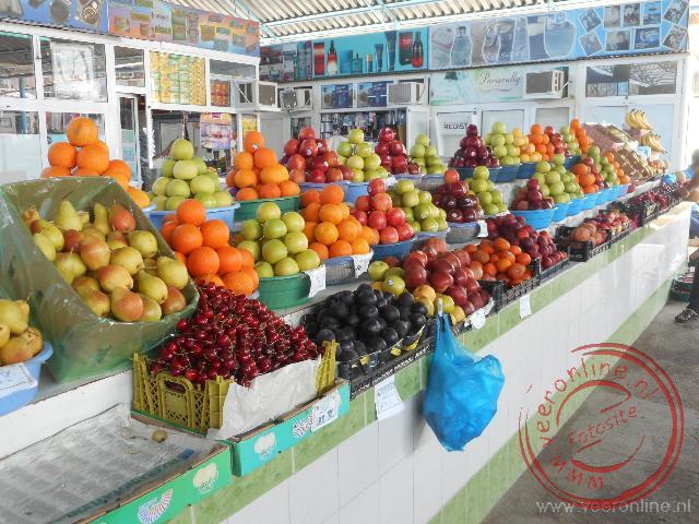 Op de fruit markt van Turkmenbashi schaffen we eten aan voor de avond