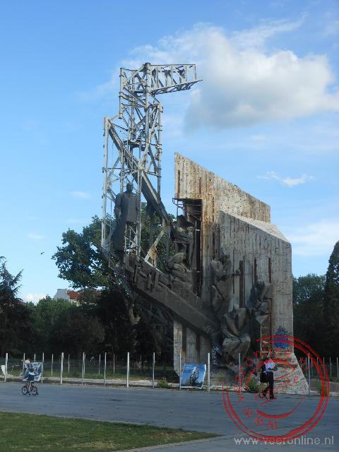 Het zwaar vervallen bevrijdingsmonument brokkelt af