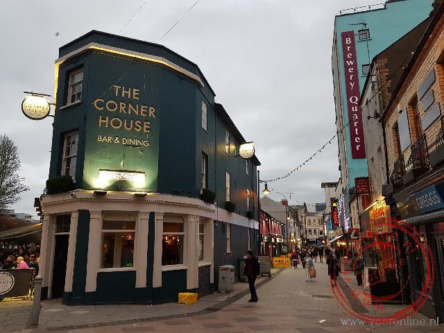 De smalle straten van Cardiff zijn gevuld met pubs