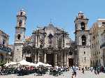 Cuba: De Kathedraal in barokstijl neemt een dominante plek in op het gezeliige Plaza de la Catedral - Cuba_2005_0045.jpg - Copyright : Ronald van der Veer (http://www.veeronline.nl)