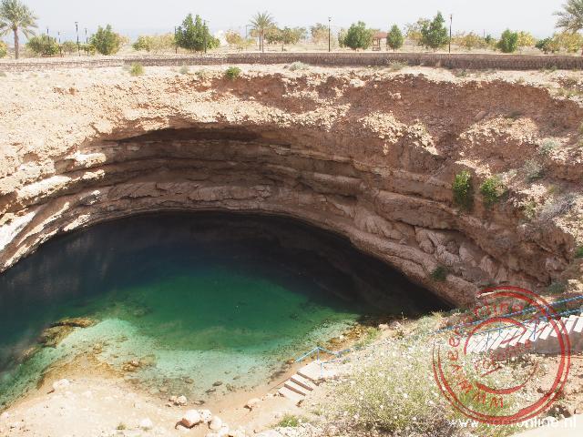 De Bimmah Sinkhole heeft een doorsnede van 40 meter en is 20 meter diep. Het gat ontstond na een instorting van onderliggende grotten