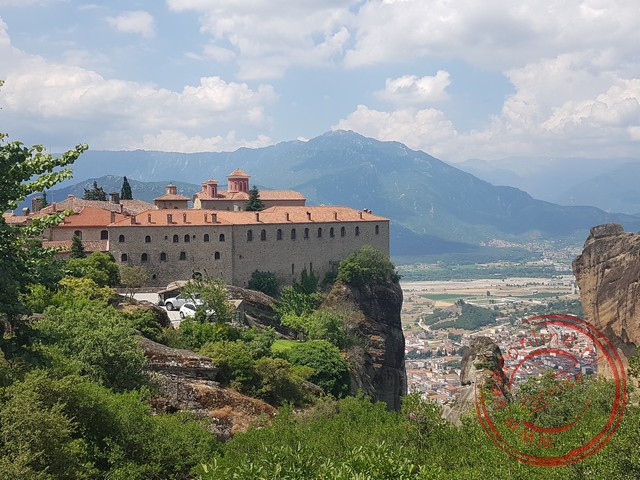Het Stefanou klooster met Kalambaka op de achtergrond