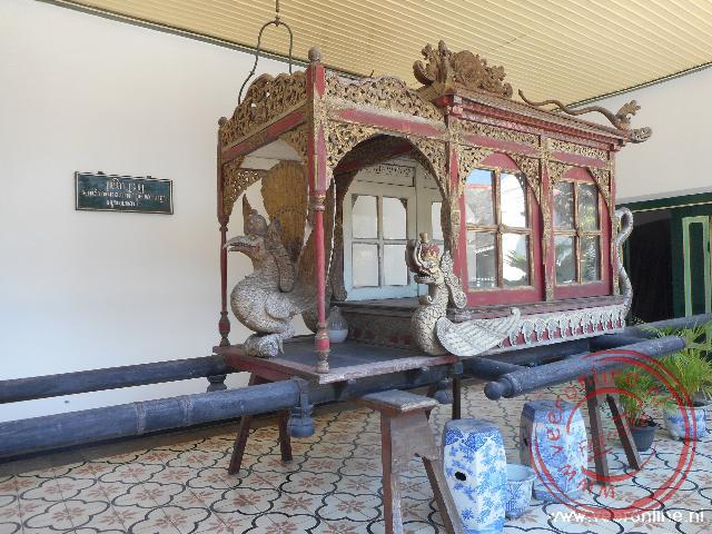 De oude draagstoel van de Sultan wordt tegenwoordig niet meer gebruikt