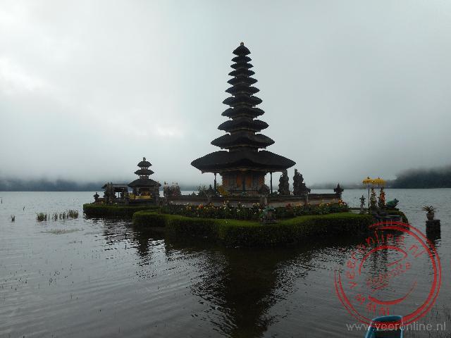 De pagode van de Pura Ulun tempel weerspiegelt prachtig in het water