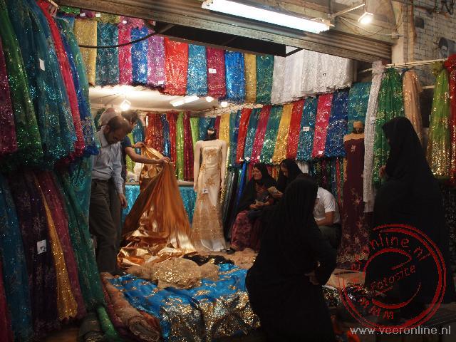 Indrukwekkend en gastvrij Iran - Stof uitzoeken op de bazaar van Shiraz