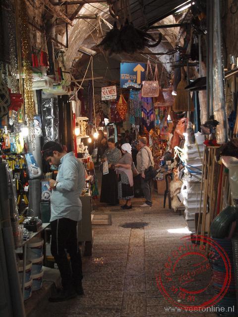 De oude overdekte winkelstraatjes in de oude stad van Jeruzalem