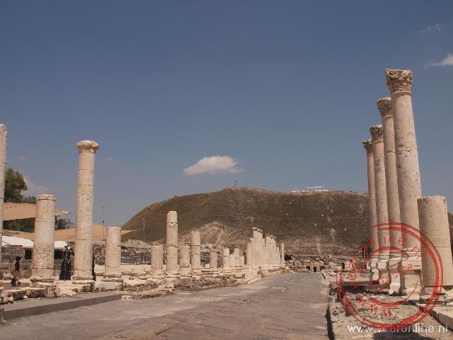 De hoofdstraat Cardo in de Romeinse stad Beit Shean