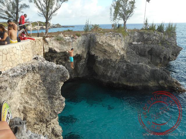 Waaghalzen springen van de klif bij Rick s café