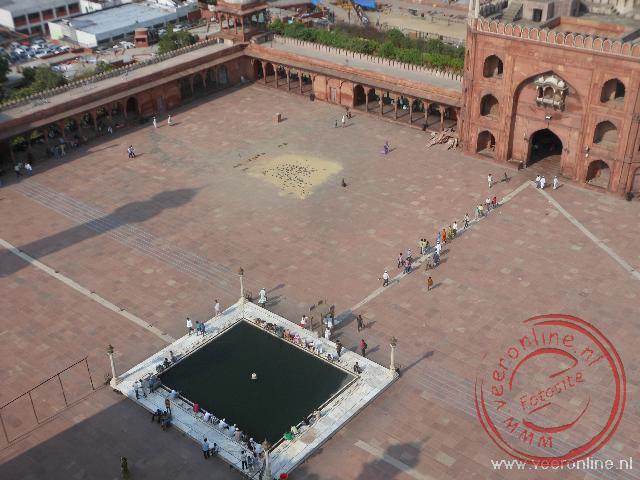 Het uitzicht op het grote plein van de Jama Masjid in Delhi