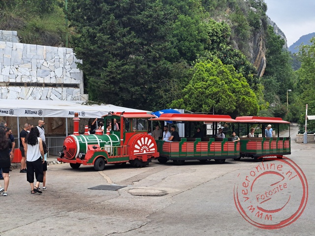Met een treintje worden we naar de ingang van de grotten gebracht