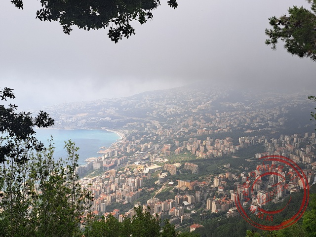 vanaf de Harissa Basilica is er uitzicht op de kust