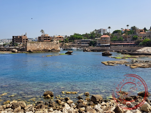 De kustlijn en natuurlijke haven van Byblos