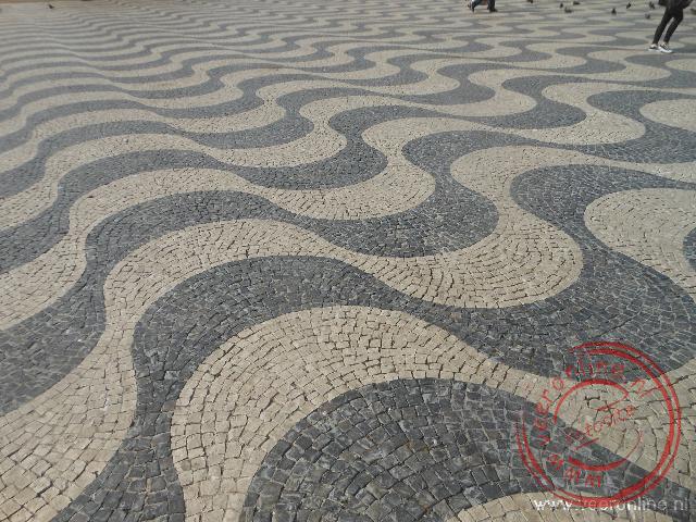 Met tram 28 door Lissabon - Door de golfvormige bestrating wordt het Rossio plein ook wel het plein van de golfbeweging genoemd in de volksmond