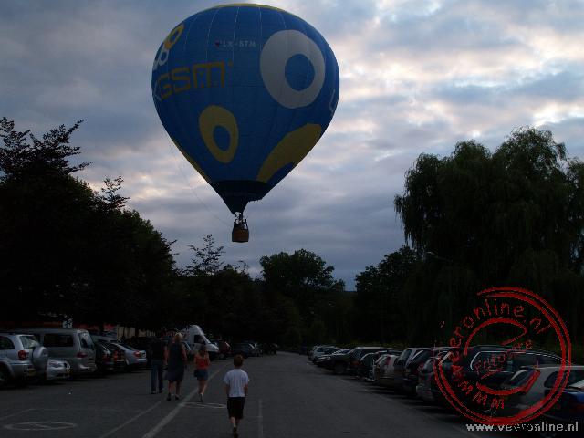 Een luchtballon vliegt laag over Echternach