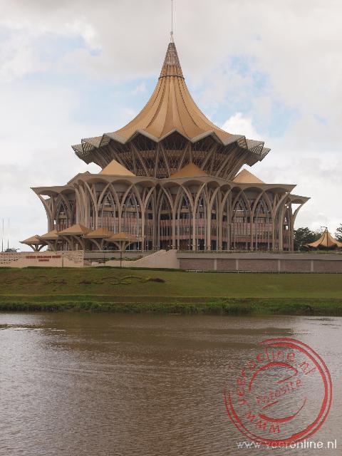 Het nieuwe parlementsgebouw van Sarawak in Kuching is duidelijk aanwezig aan de oever van de Kuching rivier