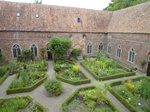 Recent bekeken:
De mooi aangelegde tuin in het klooster