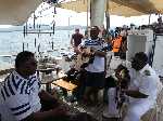 Fiji: Bemanningsleden spelen muziek aan boord van het zeilschip - Nieuw_Zeeland_0098.jpg - Copyright : Ronald van der Veer (http://www.veeronline.nl)