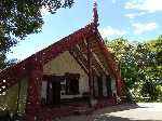 : Het Maori meeting house op de Waitangi Grounds - Nieuw_Zeeland_0345.jpg - Copyright : Ronald van der Veer (http://www.veeronline.nl)
