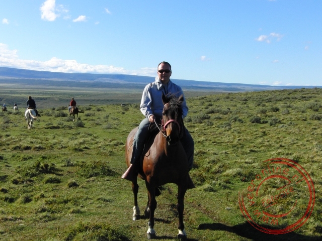 Ronald te paard door de velden bij Rio Verde