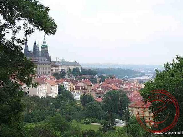 Het uitzicht op Praag met links het Paleis