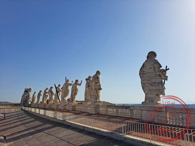 De standbeelden op de rand van de Sint-Pietersbasiliek