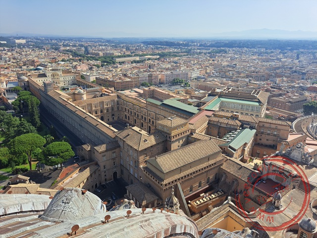 Uitzicht op het vaticaanmuseum met vooraan de sixtijnse kapel