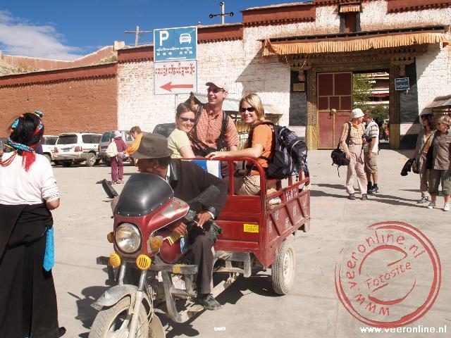 Rondreis Nepal en Tibet - Brommer vervoer - Door de straten van Gyantse nemen we de brommer. (copyright : Ronald van der Veer (http://www.veeronline.nl))