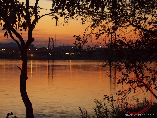 Een prachtige zonsondergang in de Zambezi rivier bij het plaatsje Tete