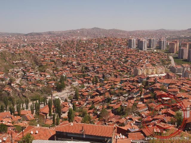 De rode daken van Ankara vanaf de citadel