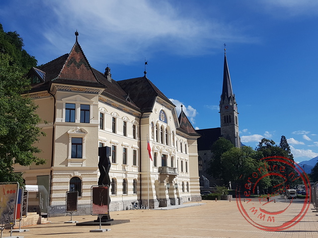 Het stadhuis van de hoofdstad Vaduz en de achterliggende kathedraal